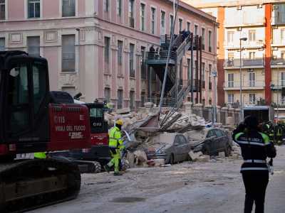Palazzina crollata a Bari, si continua a scavare: le immagini